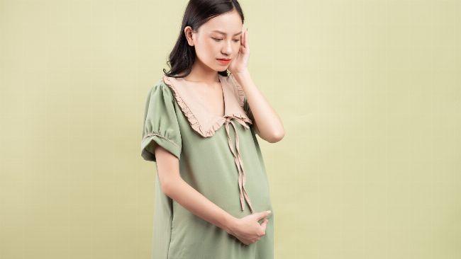 Hình ảnh mẹ bầu và người thân vui vẻ dự đoán giới tính thai nhi một cách thư giãn, không đặt nặng.